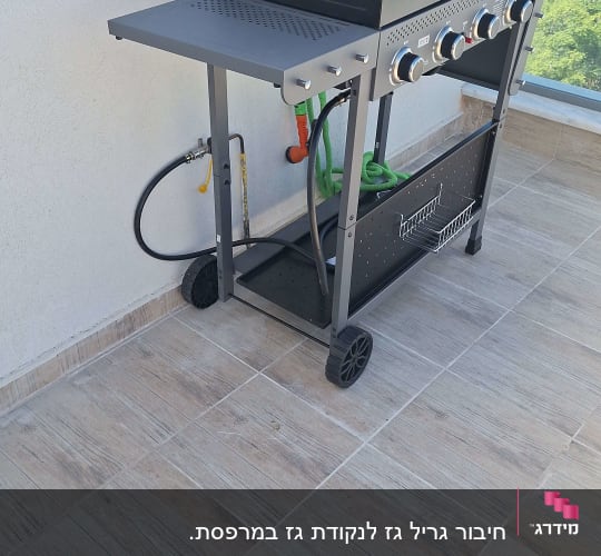 גריל גז על מרפסת עם צינורות מחוברים